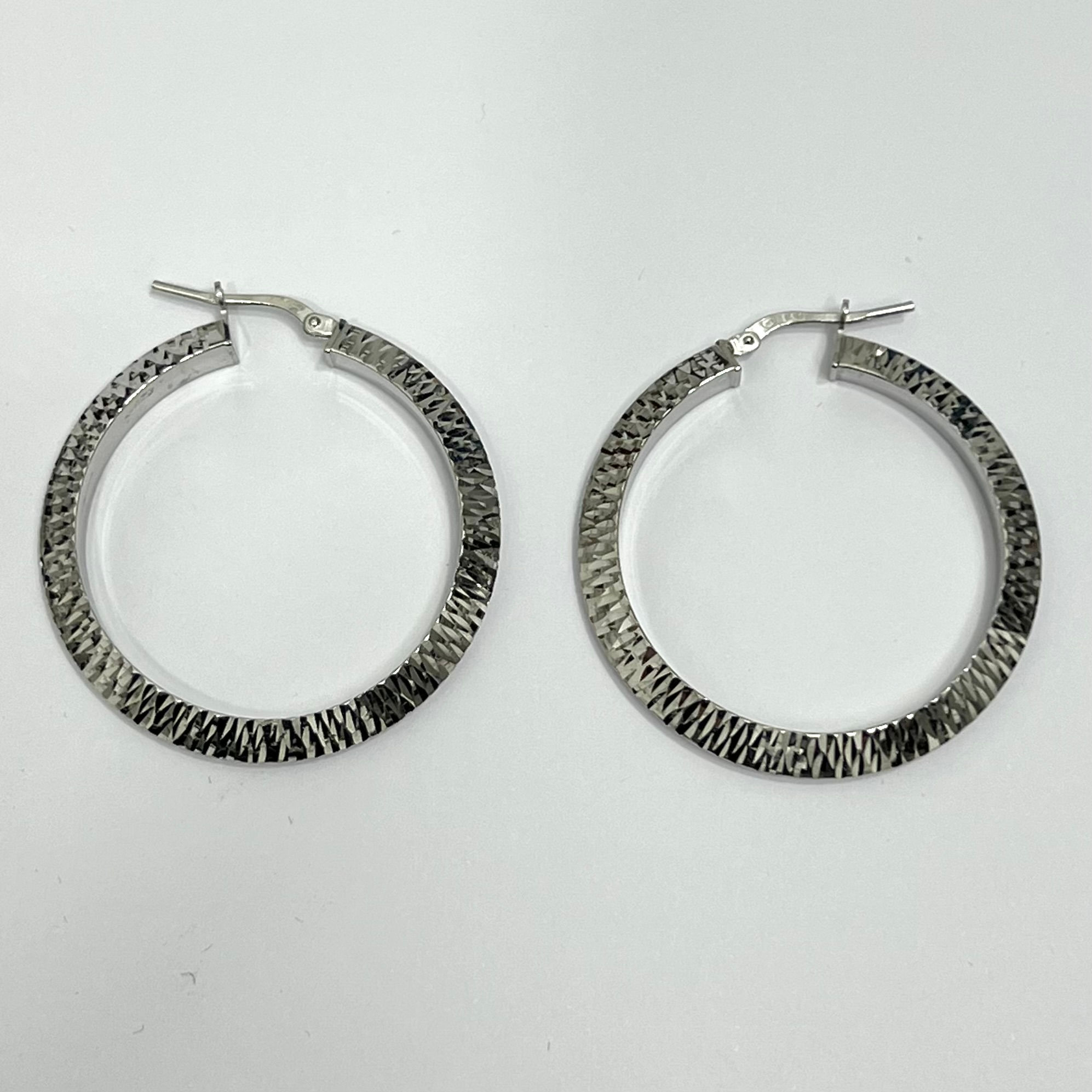 Aros lapidados de plata de primera ley, rodiada.