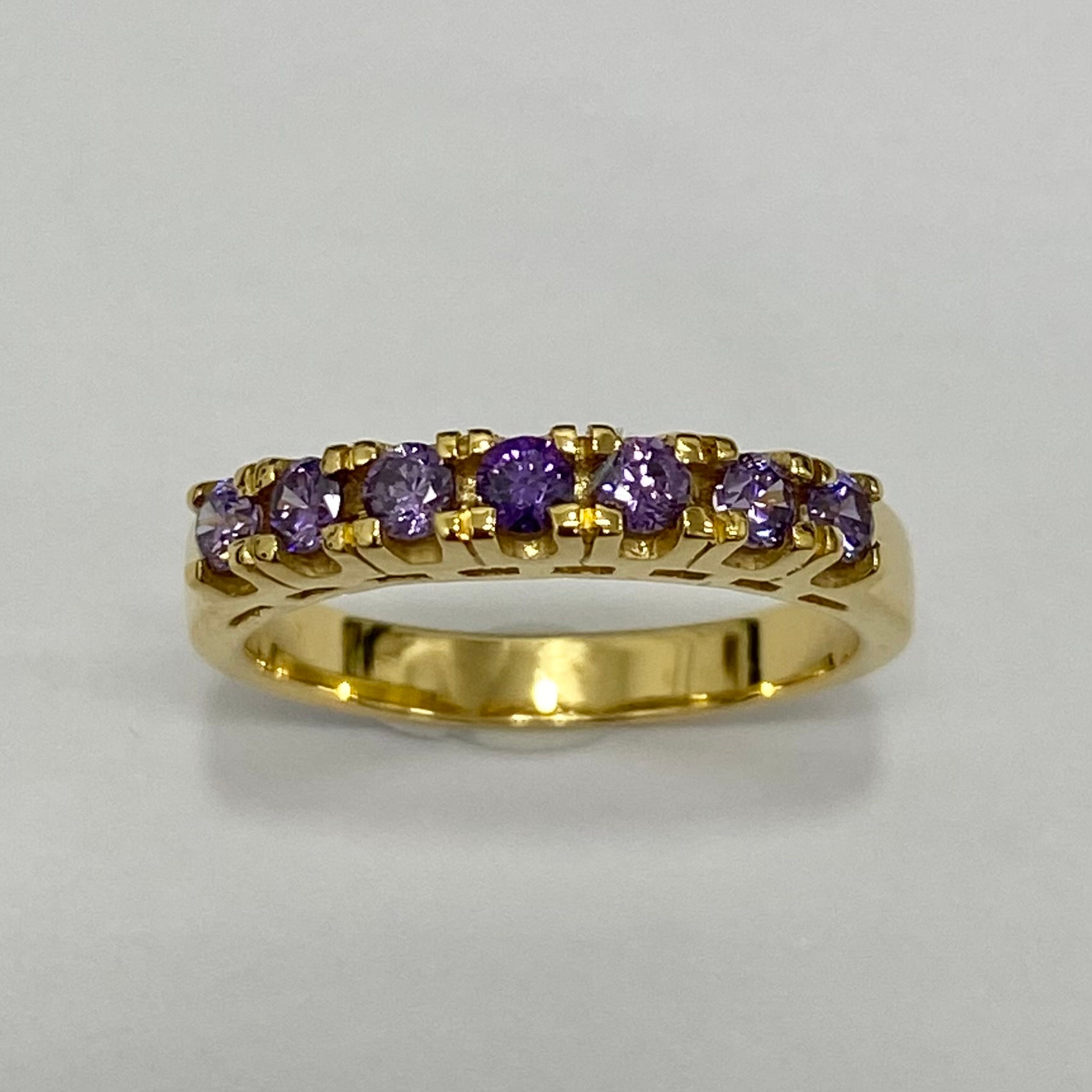 Media alianza con circonitas "amatista", de plata de 1ª ley chapada en oro.