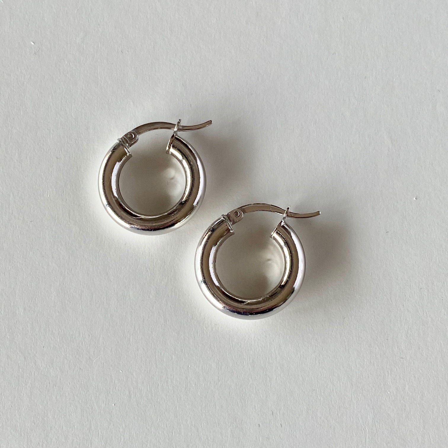 Aros lisos tubo 4mm de plata de primera ley con baño de rodio