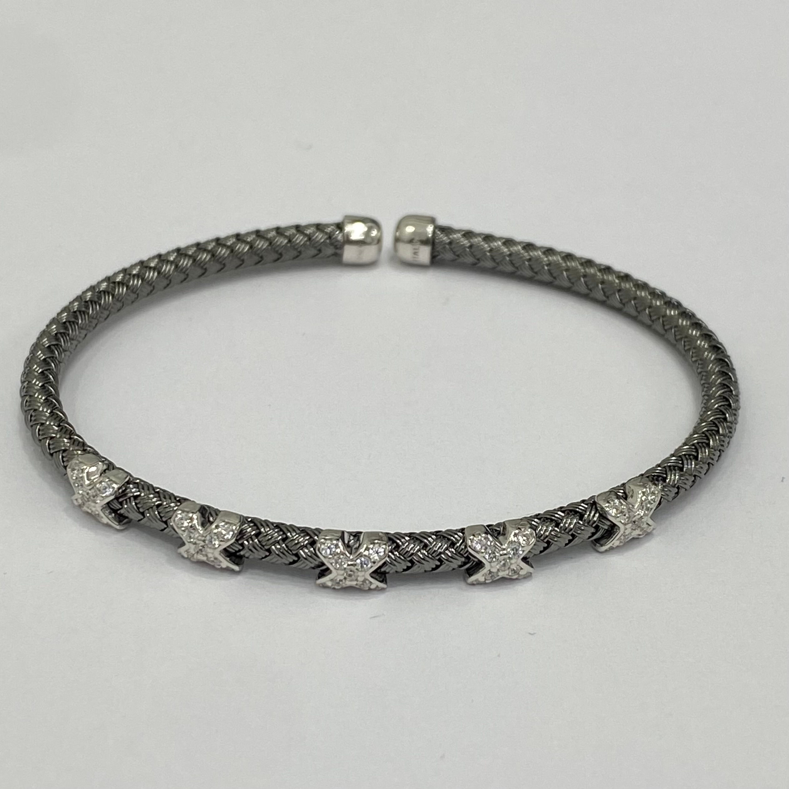 Brazalete tenzado de plata de primera ley rodiado en negro con circonitas