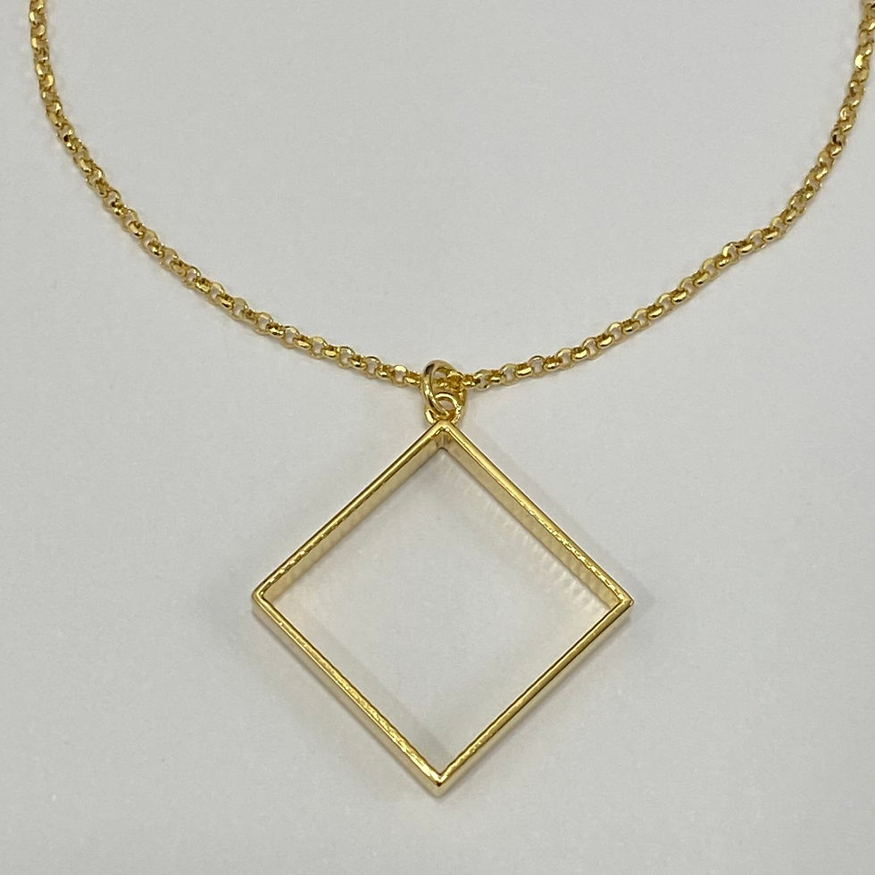 Miniatura: Colgante con cadena de plata de primera ley chapada en oro.