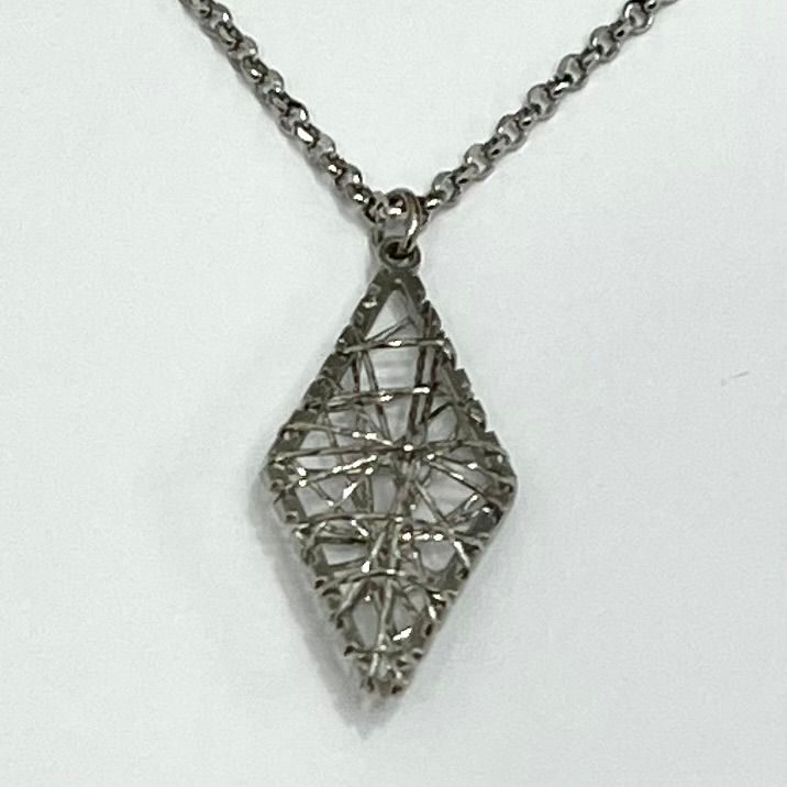 Gargantilla de plata de primera ley rodiada.