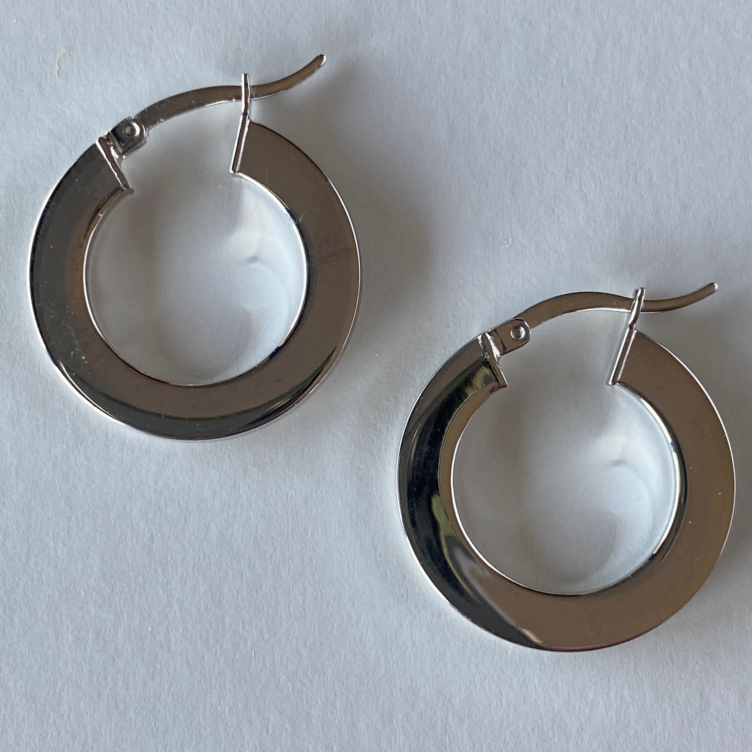 Aros de tubo rectangular de plata de primera ley con baño de rodio.