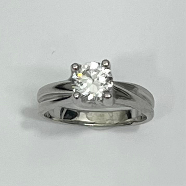 Solitario con circonita de plata de primera ley con baño de rodio.