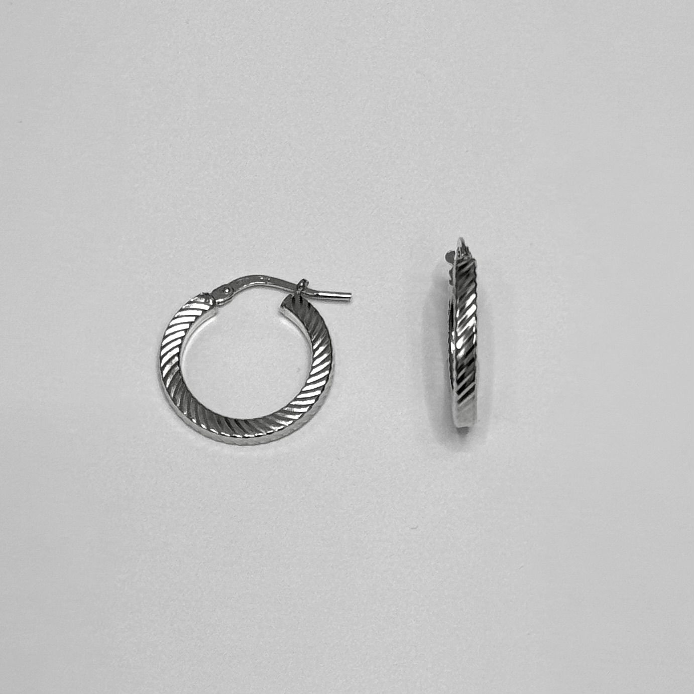 Aros de tubo cuadrado grafilado de plata de primera ley rodiada.