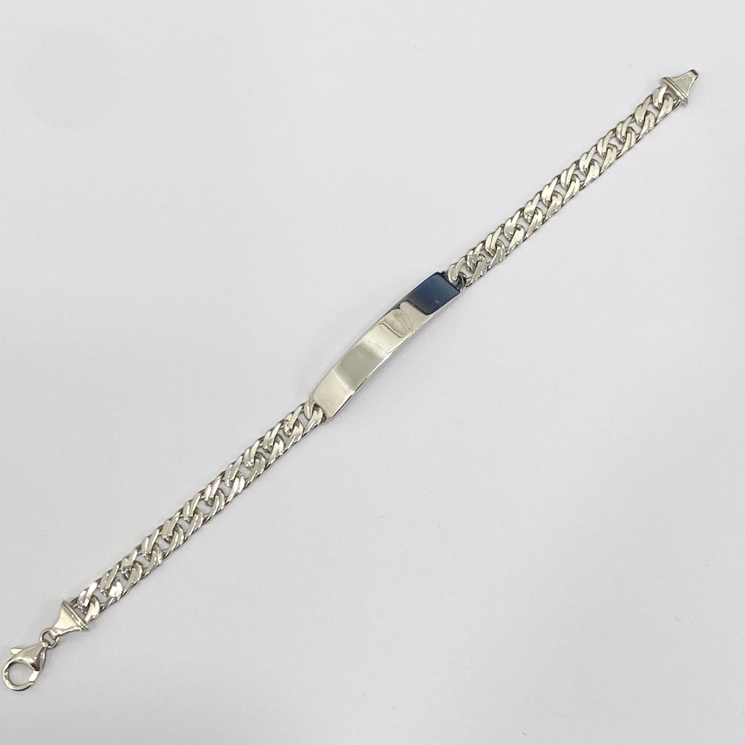 Pulsera "esclava" con plata de primera ley con baño de rodio.