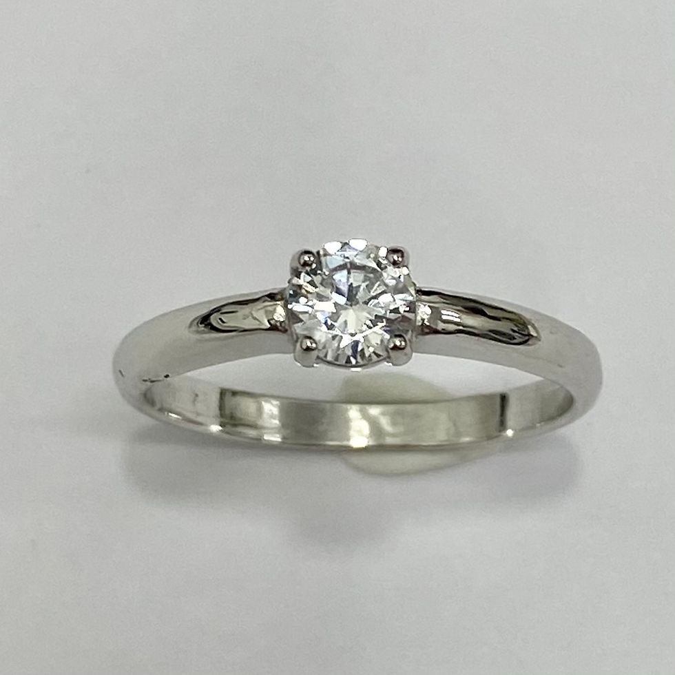 Solitario con circonita, de plata de primera ley con baño de rodio.