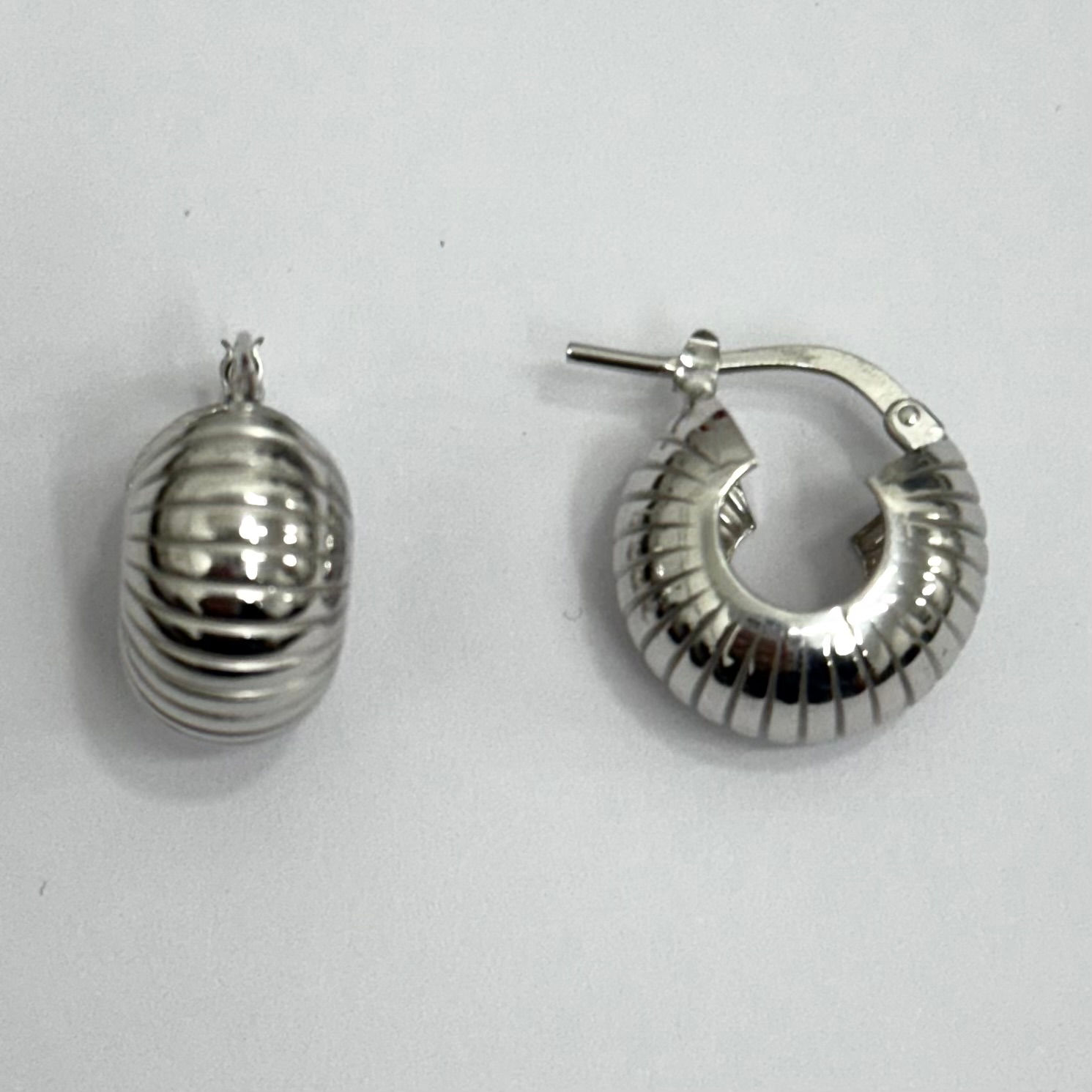 Aros concha rayados de plata de primera ley rodiada.