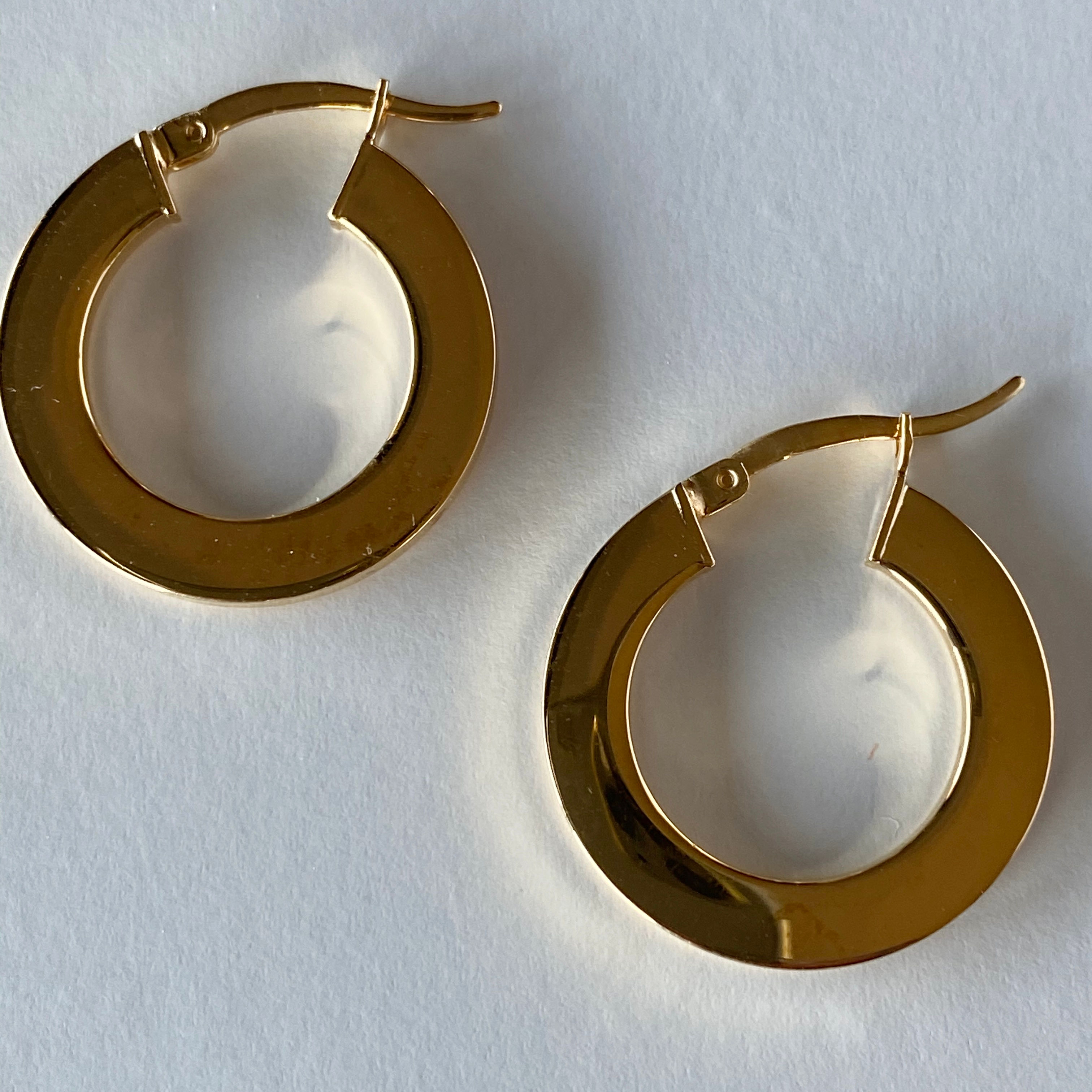 Aros de tubo rectangular de plata de primera ley chapados en oro de 23 kilates