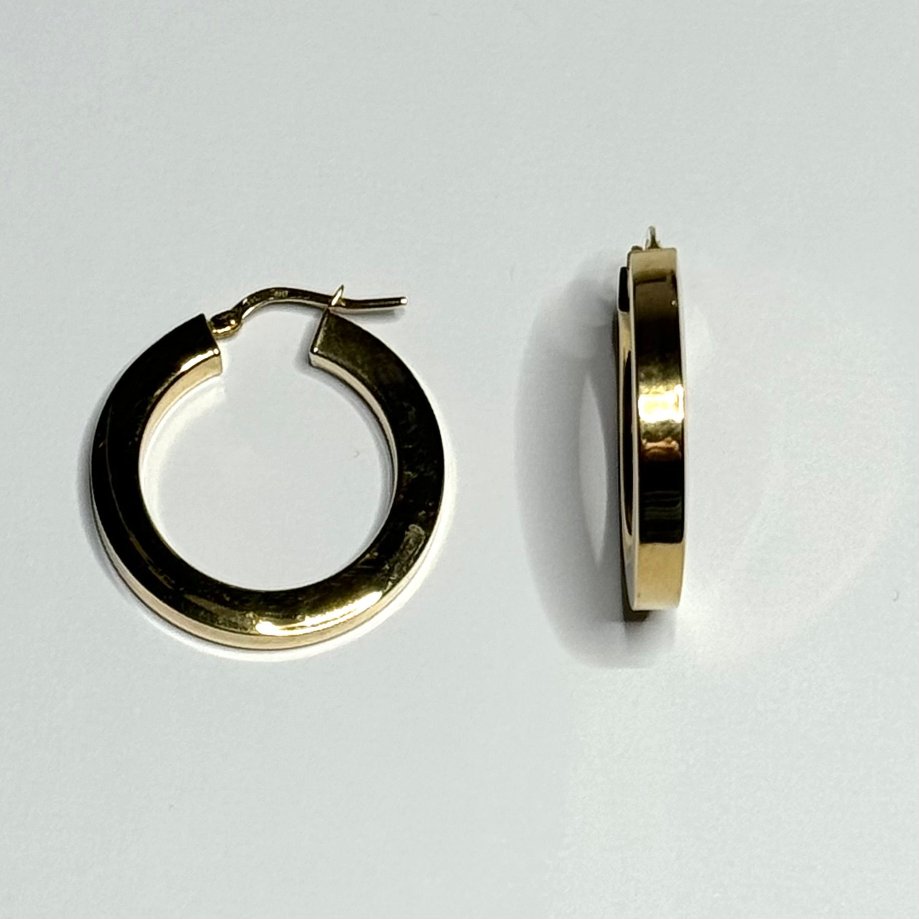 Aros de tubo cuadrado de plata de primera ley chapada en oro.