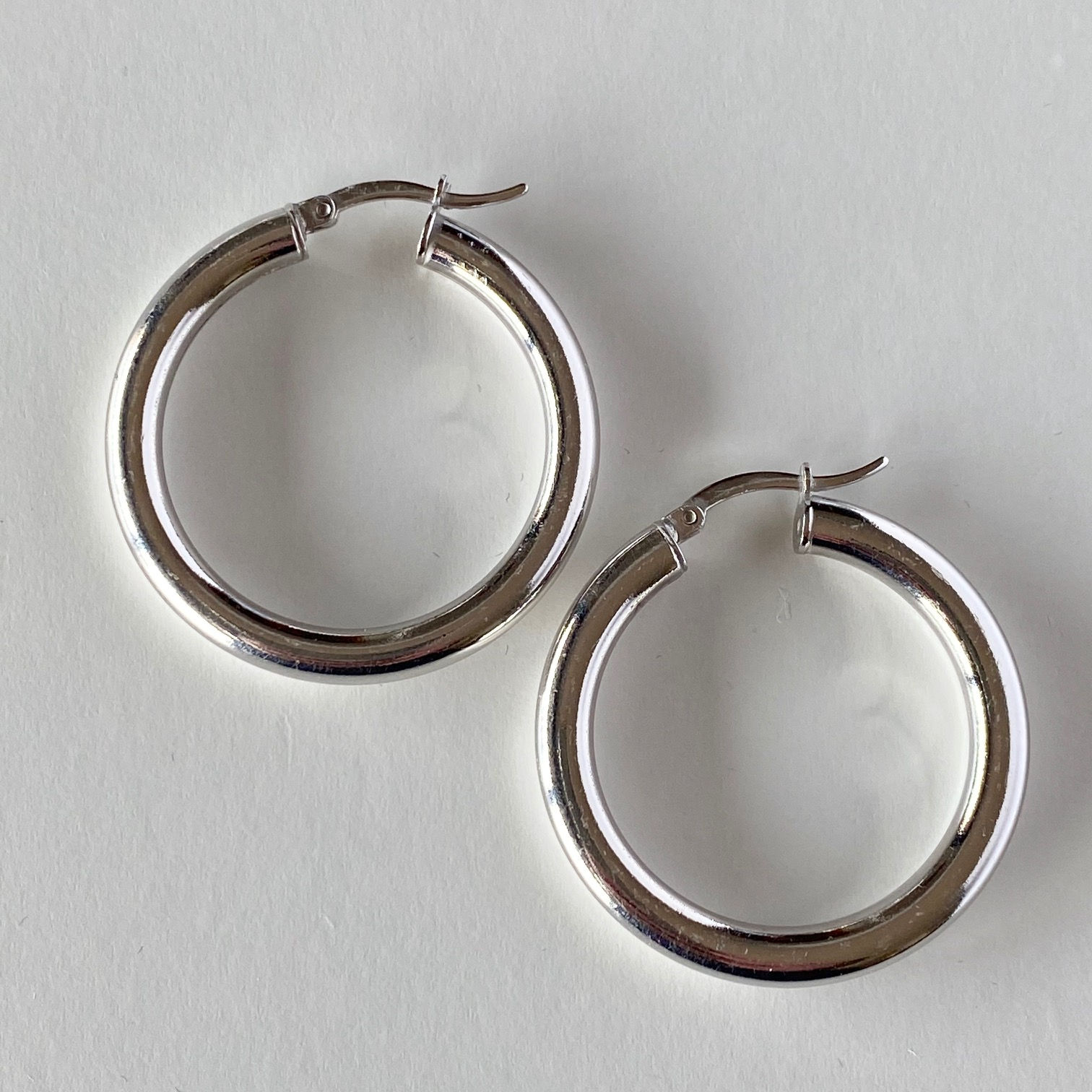 Aros lisos tubo 4 mm de plata de primera ley con baño de rodio.