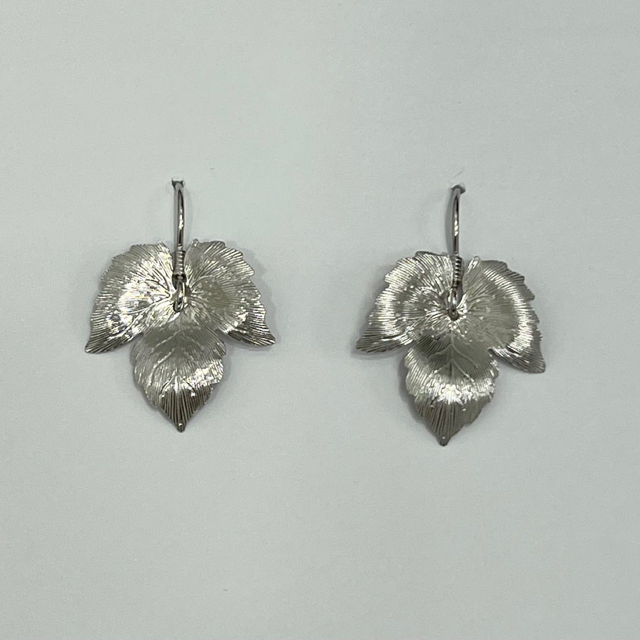 Pendientes lisos fantasía de plata de 1ª ley, con baño de rodio.