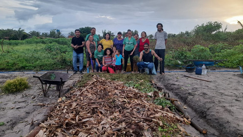 Aprendendo na prática: agricultores realizam mutirão para construir canteiro agroecológico.
