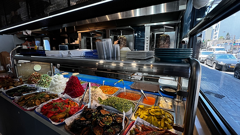 מבחר סלטים צבעוניים וטעימים במנות מגוונות במסעדת שעבי שווארמה