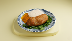 צלחת עם שעבי שווארמה, רוטב, וירקות טריים גלריה על רקע צהוב