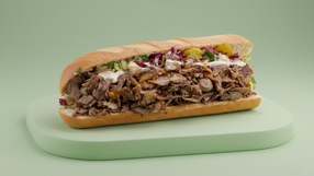 שווארמה על צלחת ירקות טעימה עם לחם, שעבי שווארמה, בתמונה יפה