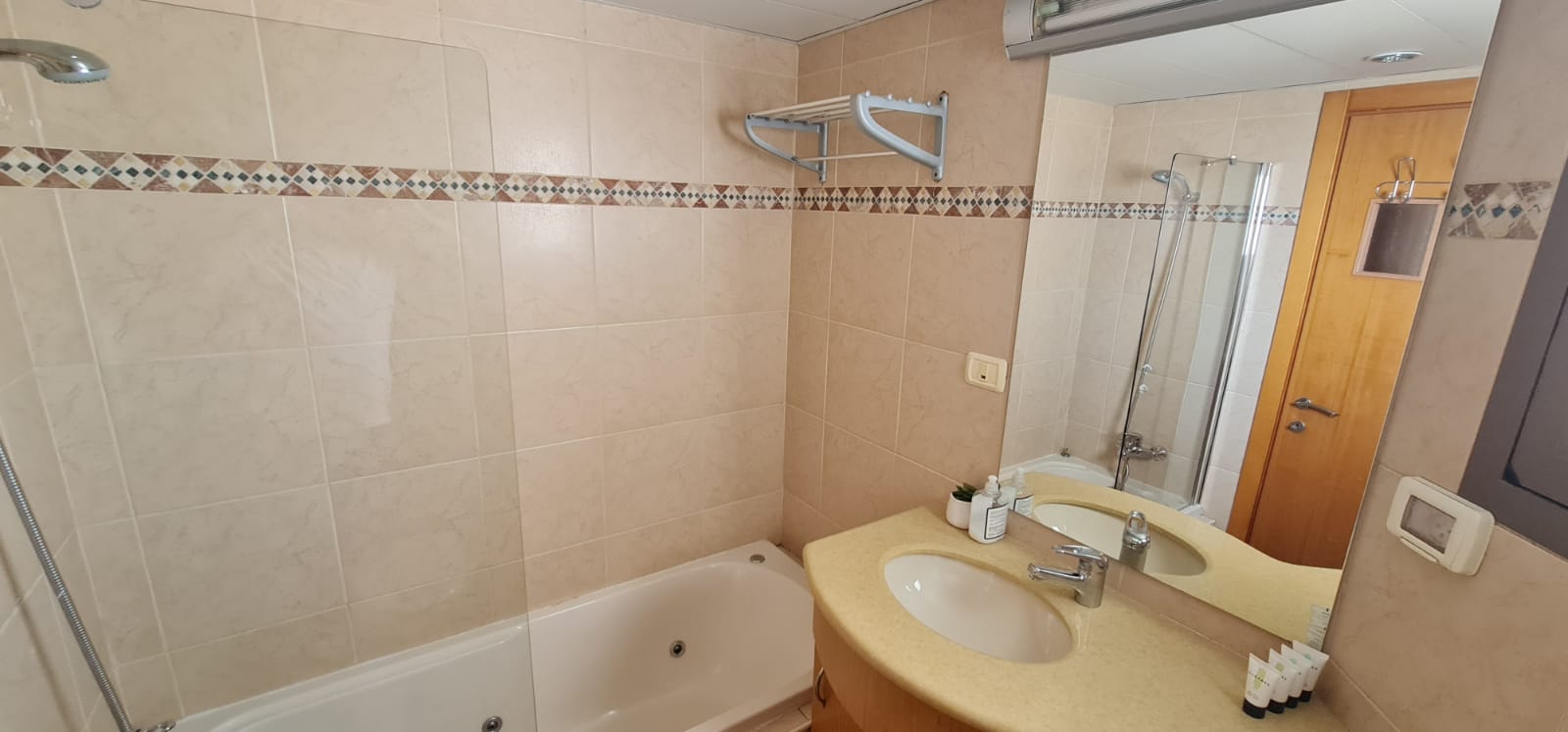 חזית בניין דירת האירוח ברחוב שוהם 10 בשכונת שחמון אילת 7