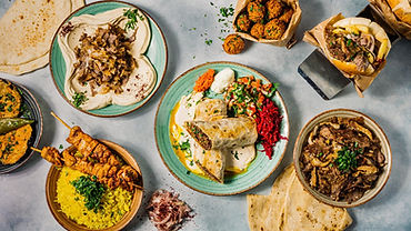 מבחר מנות שעבי שווארמה, מנות פלאפל, בשרים טעימים, צילום תקריב של אוכל.