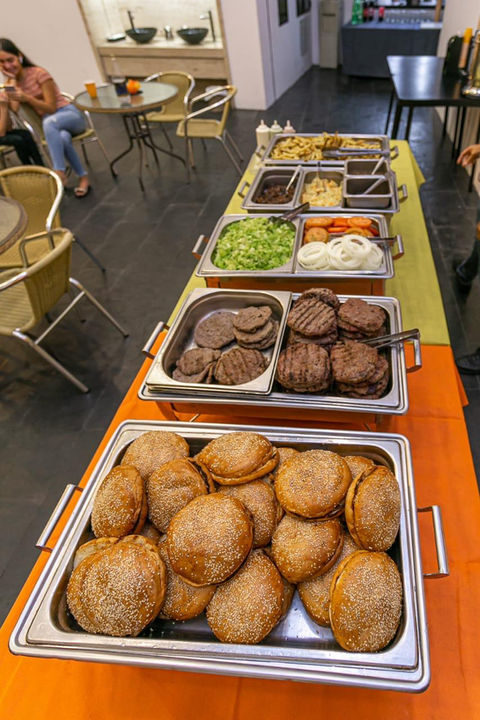 Fiesta de catering con comida kosher de Kosher Pita Grill en Guayaquil, mostrando una mesa decorada con platos variados y coloridos.