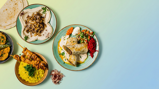 מבחר של מאכלים מזרחיים טעימים מוגשים על צלחות. שעבי שווארמה.