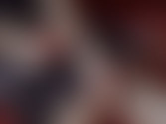 Mãos aplicando Roll On Aromaterapeutico no Punho