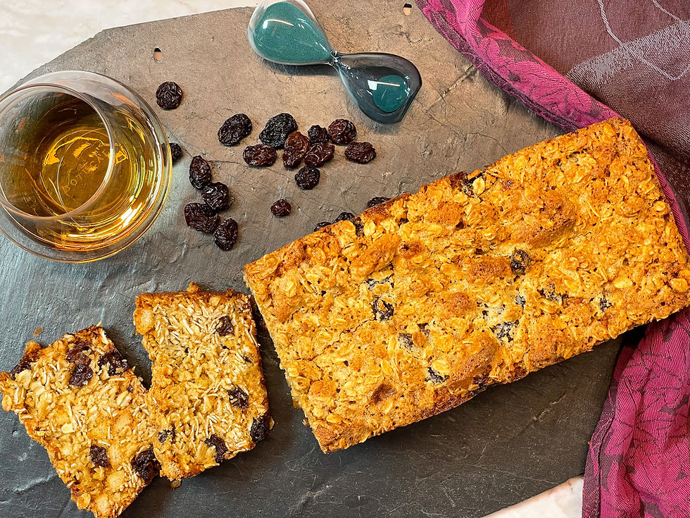 Formkuchen auf Schieferplatte.