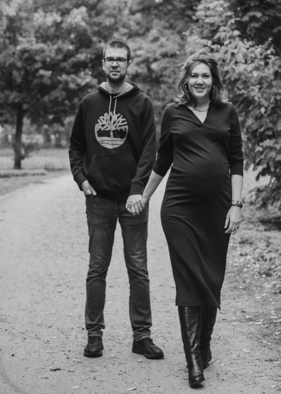 Detailaufnahme vom runden Babybauch – liebevoll gehalten von beiden Eltern