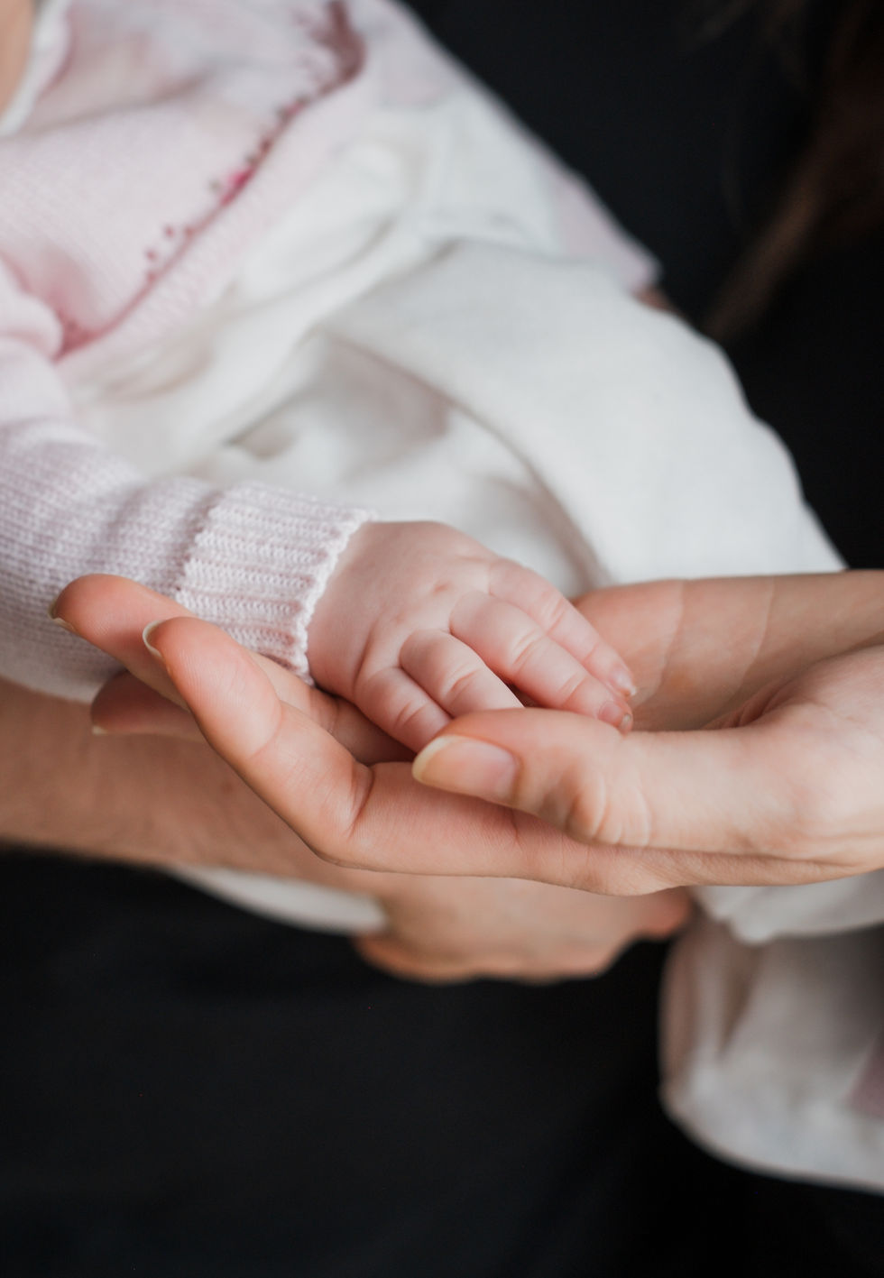 Zarte Babyhände – Detailaufnahme bei Homestory-Shooting in Berli