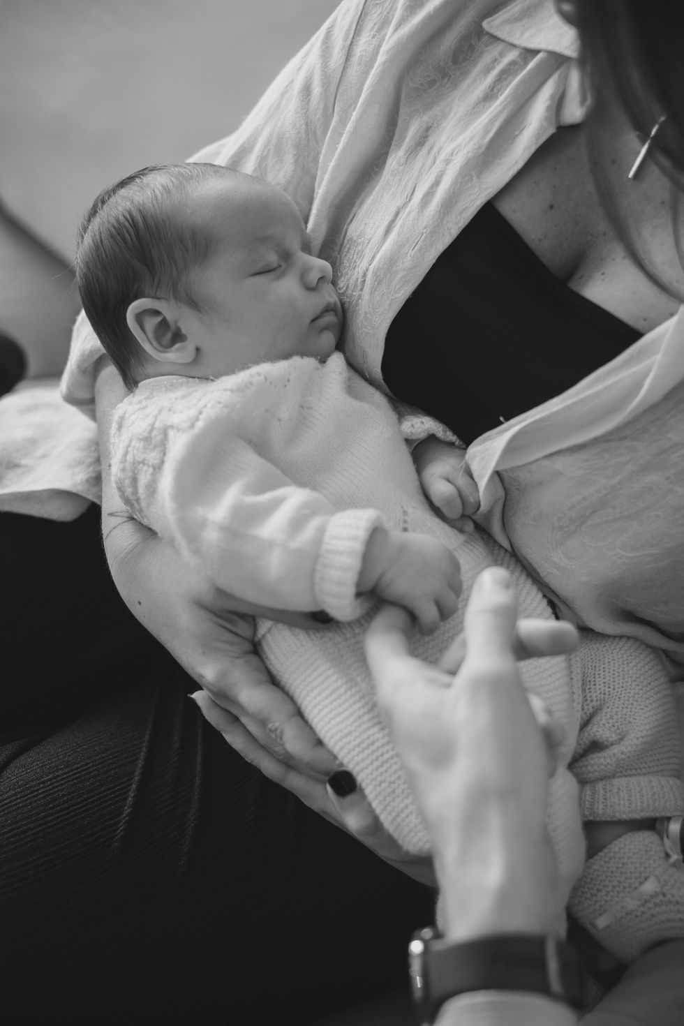Mutter küsst ihr Neugeborenes – emotionale Aufnahme im Schlafzimmer