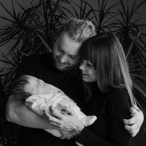 Baby in Decke gewickelt, aufgenommen beim Shooting zu Hause