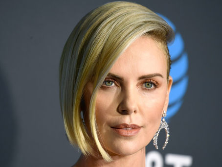 Charlize Theron reintroduce el corte de cabello de nuestra infancia