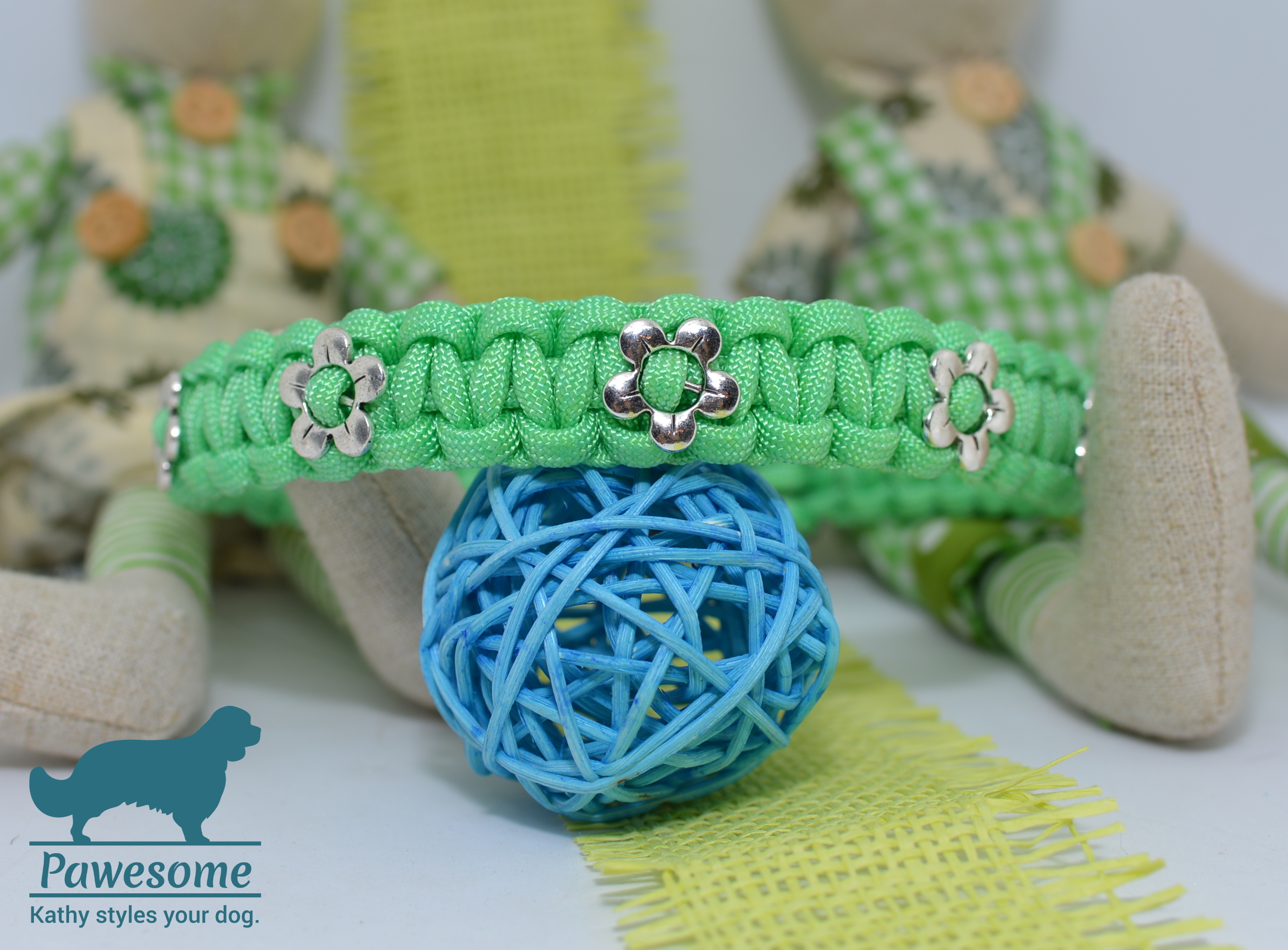 Halsband Snake mit Blümchen
