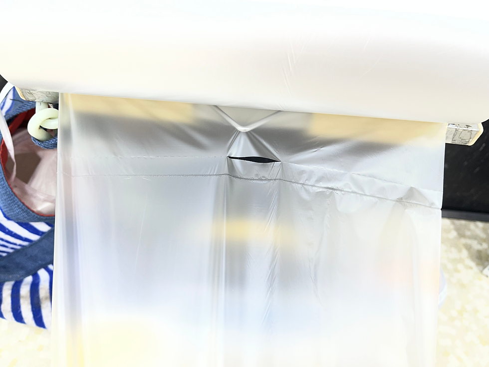 ビニール袋のミシン目部分中央部の開口部