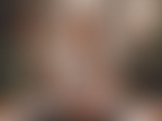 Joven practicando meditacion con el aroma de aceites esenciales en su hogar.