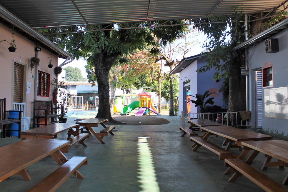 16 Pátio coberto e refeitório.jpg