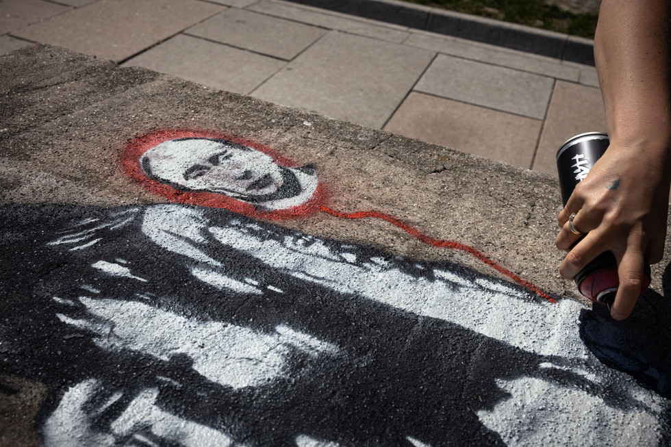 Close up av Putin i ballongen til jenta på bilde 3.