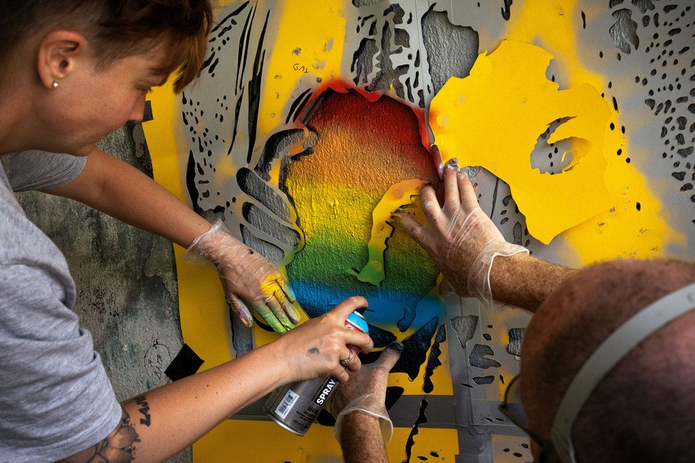 Close up med sjablong og spraybokser. CFSN og BAUTER i aksjon.