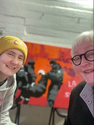 Selfie med kunstner og kjøper.