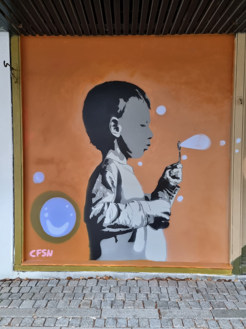 Fortid: Gutten som blåser såpebobler som strekker seg over hele veggen for å binde maleriet sammen.