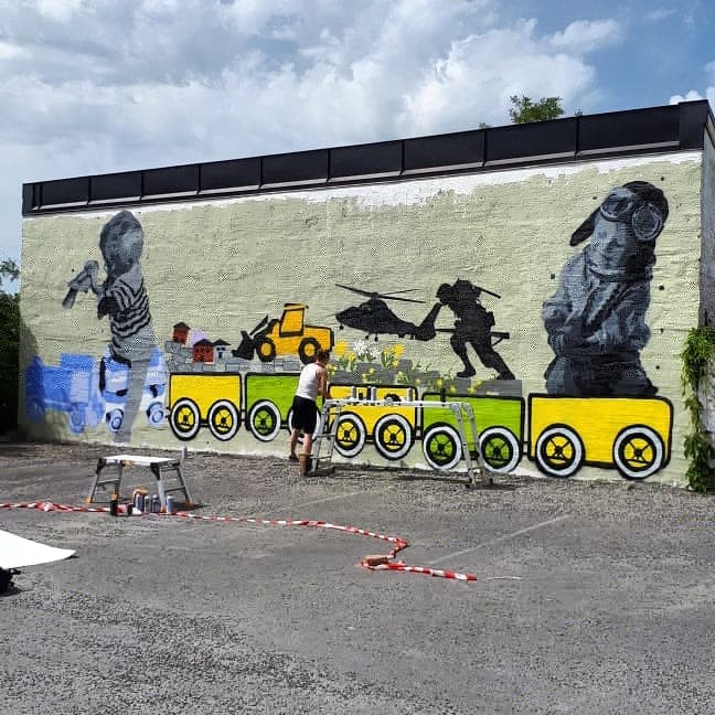 Bilde av venstre vegg, til høyre er veggen med Moss og Rygge elementene. Begge veggene henger sammen og kobles via togvognene