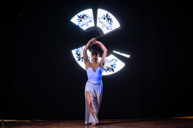 Spettacoli suggestivi con giochi di luce. La nostra artista vi lascerà a bocca aperta. Animazione per eventi aziendali by SOGNInSOSPESO