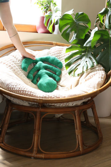 Coussin feuille Monstera - Tricot maison par Folie 0rdinaire Design