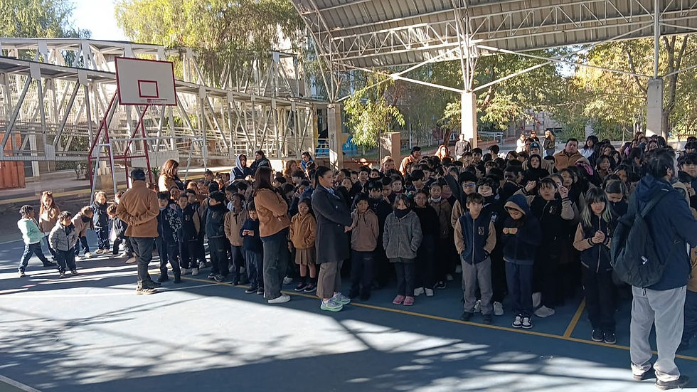 Entrega a estudiantes de 4 to medio de la lapicera mágica que marcará su futuro como su último día d