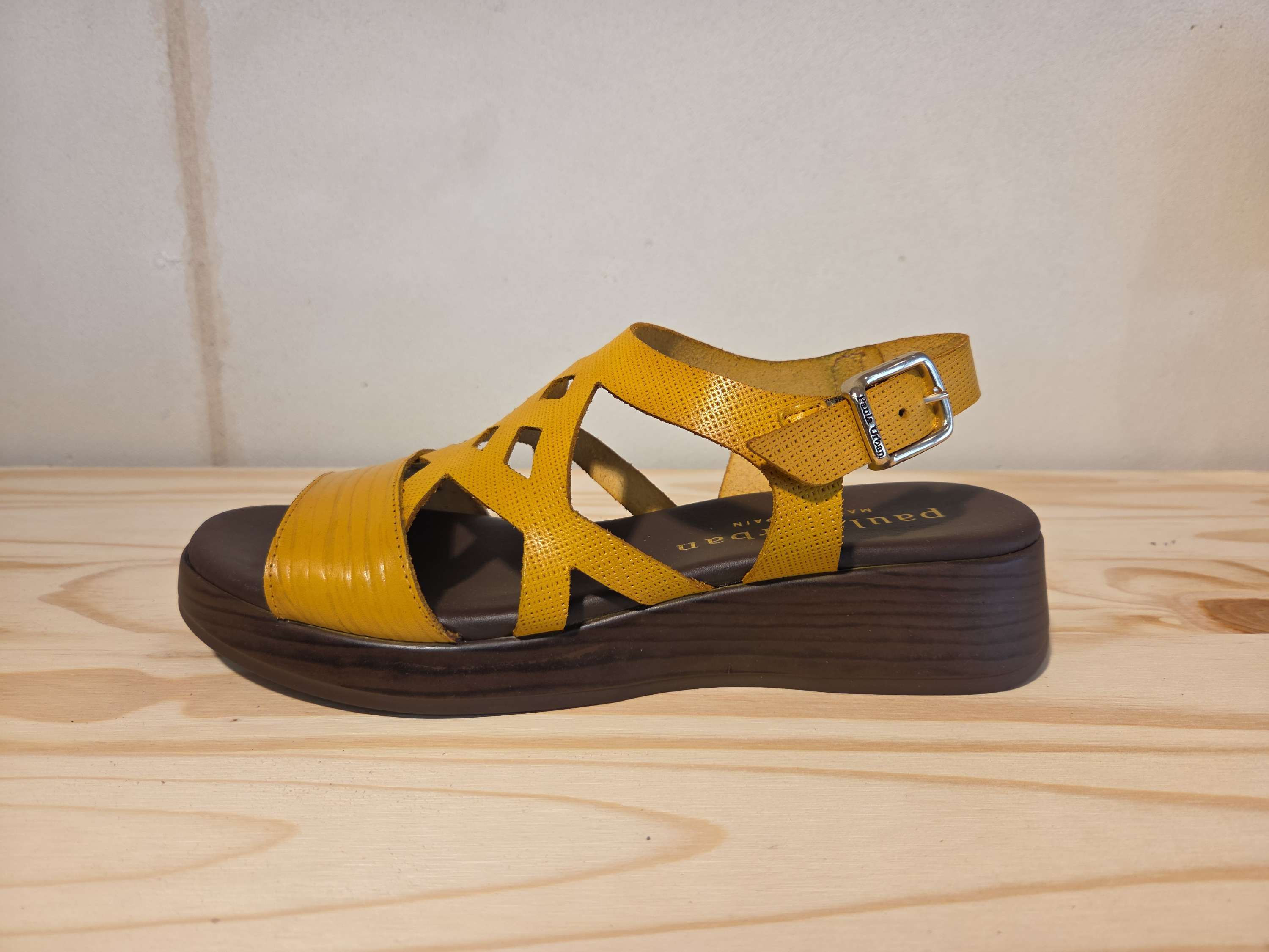 PAULA URBAN  2042 J