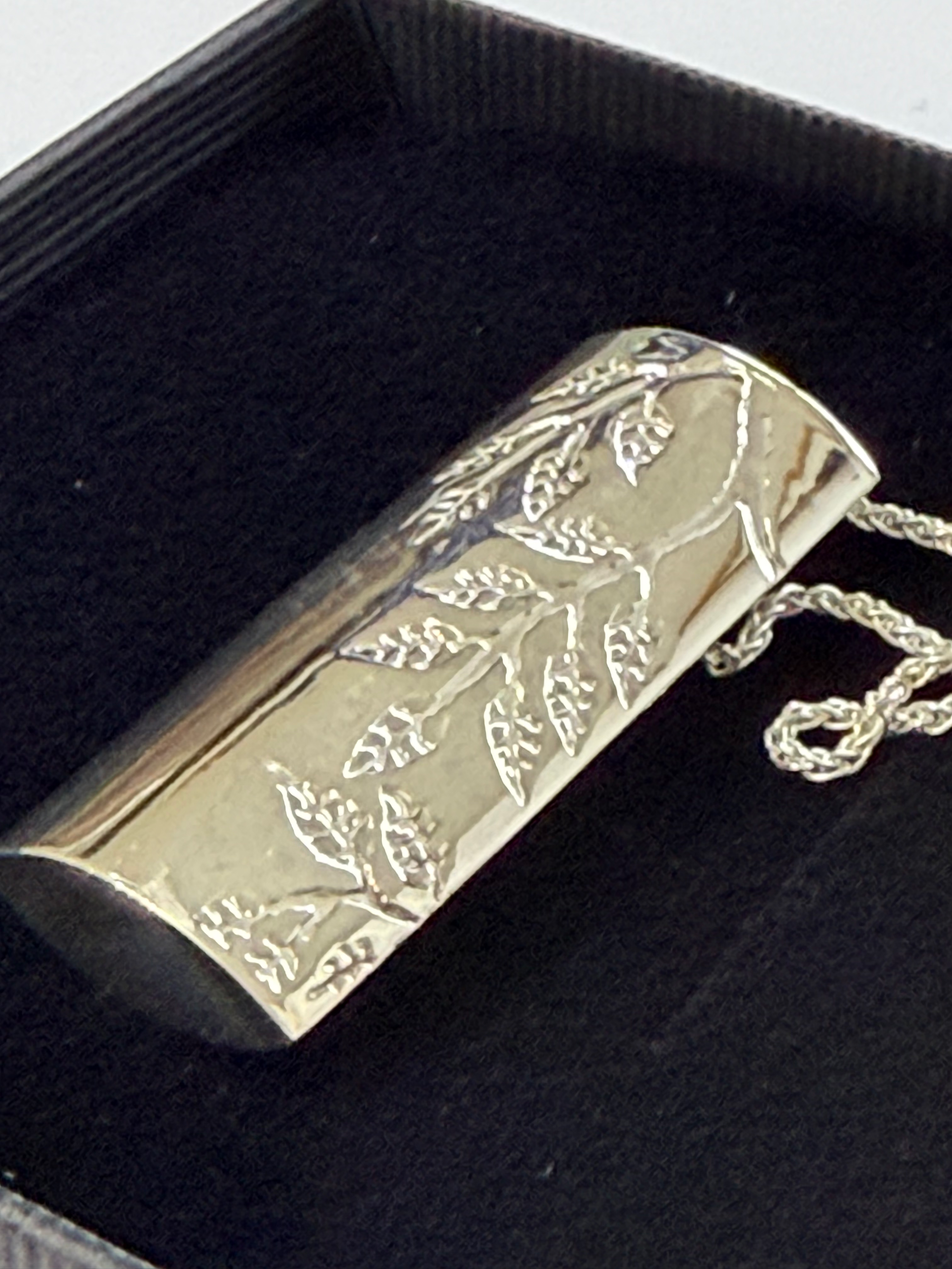 Bartlett Plantae embossed box pendant / Ash Leaves
