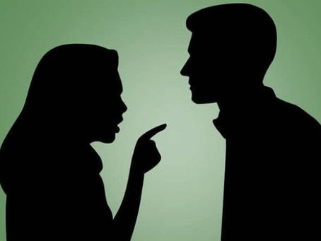 İlişkide varsayım tuzağı ve açık iletişim eksikliği yaşayan bir çiftin sembolik görseli