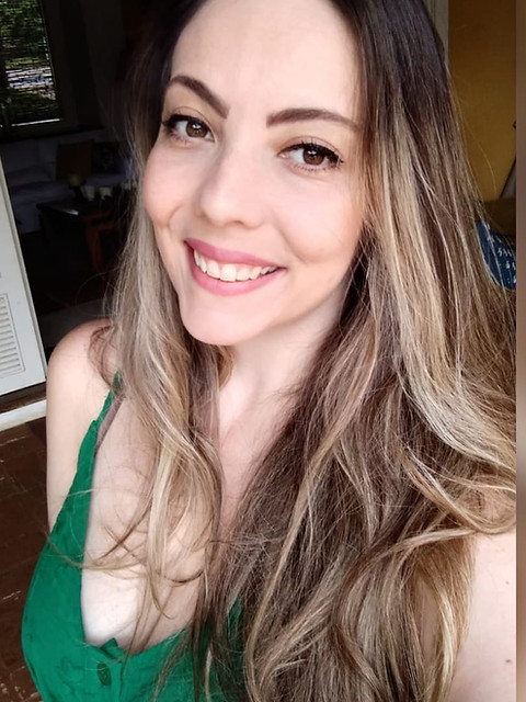 Moça jovem loira, selfie sorrindo