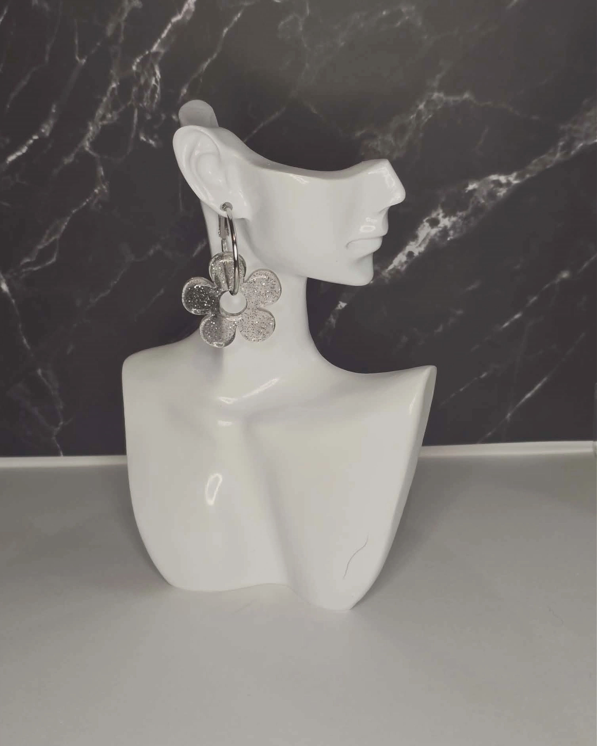Boucles d'oreilles artisanales en résine faites main, création unique et légère pour femme