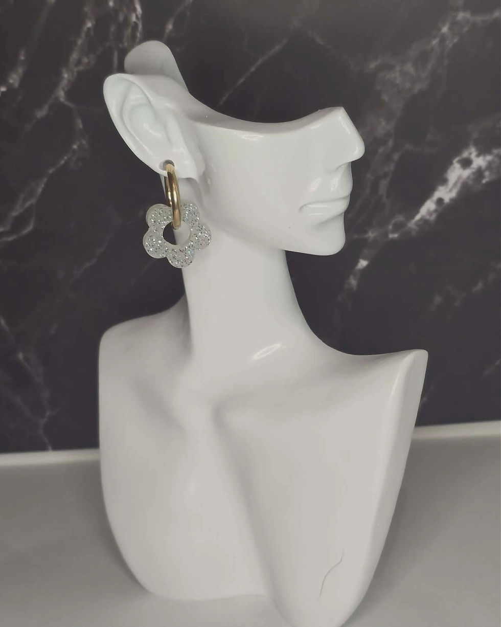 Miniature : Boucles d'oreilles artisanales en résine faites main, bijoux légers et élégants pour femme.