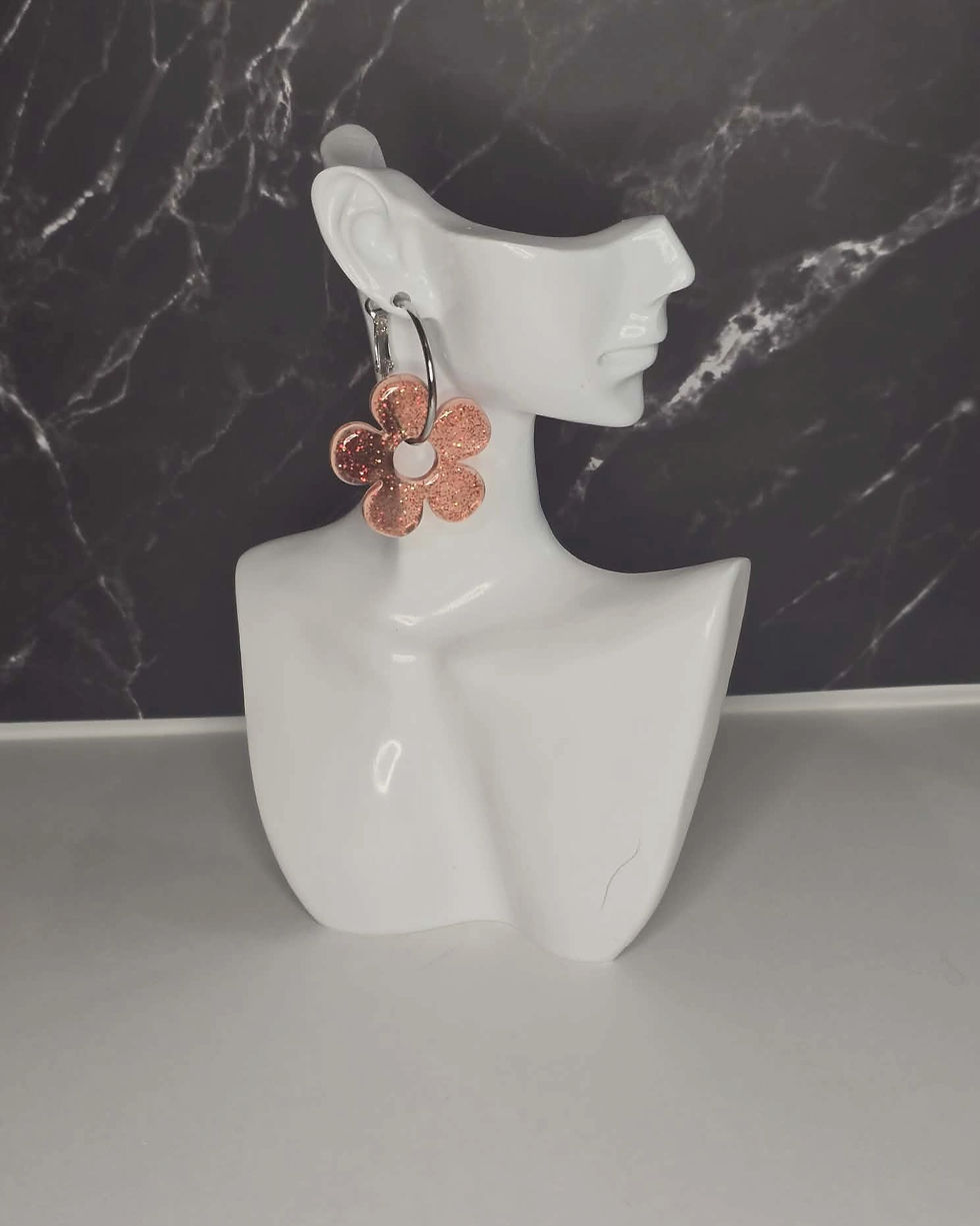 Miniature : Boucles d'oreilles artisanales en résine faites main, création unique et légère pour femme